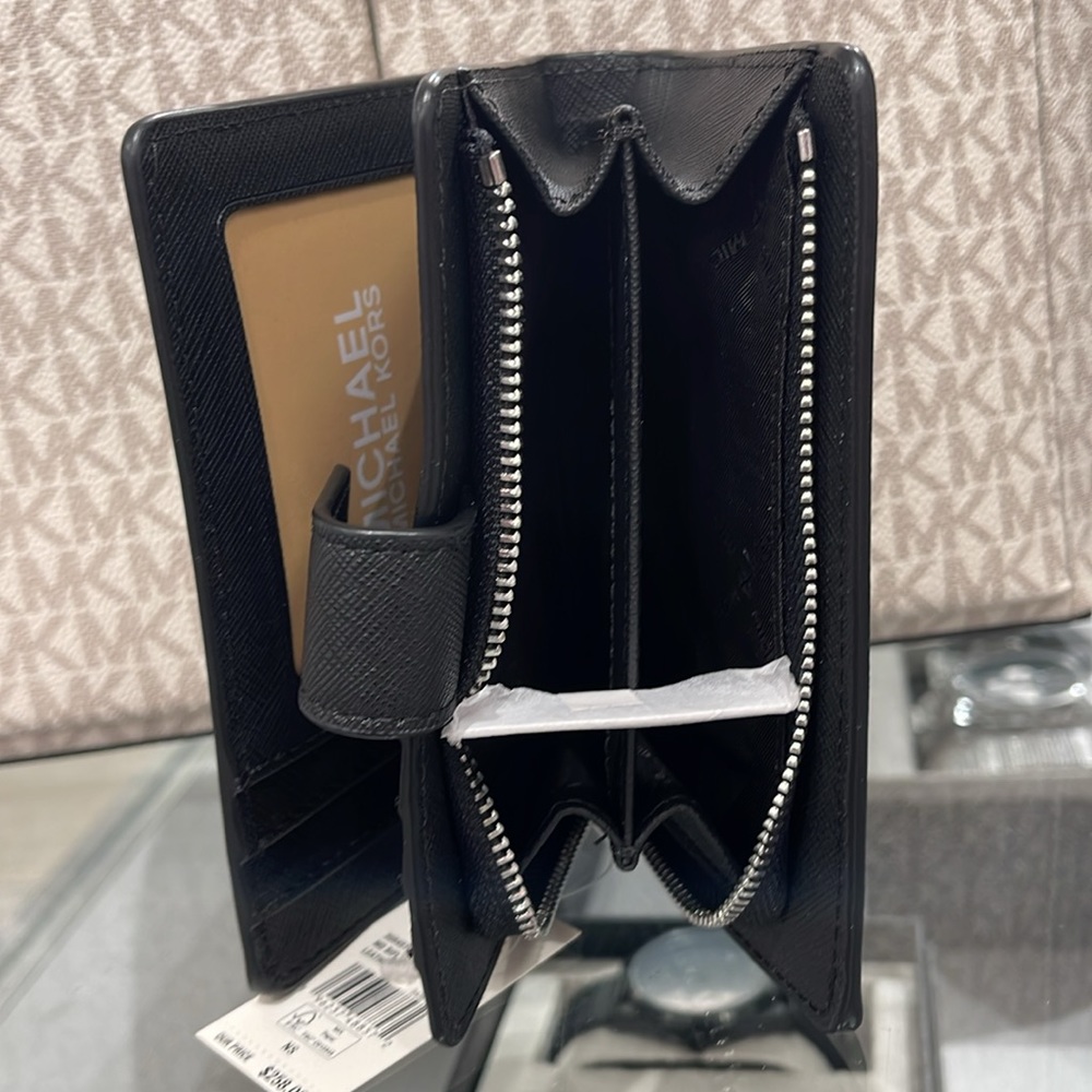 MICHAEL KORS
Medium Crossgrain Leather Wallet
Black 
NWT - Picture 4 of 16